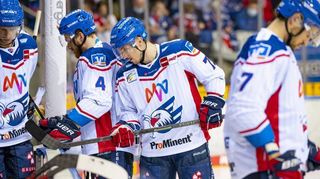 Die Adler Mannheim müssen die nächsten Wochen ohne Korbinian Holzer (Nummer 4) und Borna Rendulic (rechts daneben) auskommen.