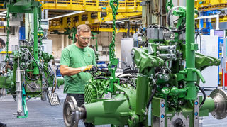 In der Mannheimer John-Deere-Fabrik arbeiten mehr als 3000 Menschen. Unser Bild zeigt die Getriebeproduktion.