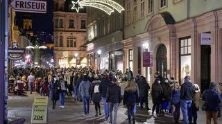 Am Wochenende hatte es vor den Zugängen – hier am Uniplatz – Wartezeiten gegeben. Wer nun den Weihnachtsmarkt besucht, muss „2 G plus“ vorzeigen.