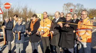 Sonne, Straße, Schere: Politiker und Vertreter der Bauarbeiter zerschneiden das Band auf der Salierbrücke.