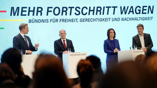 Christian Lindner, Parteivorsitzender der FDP (l-r), Olaf Scholz, SPD-Kanzlerkandidat und geschäftsführender Bundesfinanzminister, Annalena Baerbock, Bundesvorsitzende von Bündnis 90/Die Grünen und Robert Habeck, Bundesvorsitzender von Bündnis 90/Die Grünen stellen auf einer Pressekonferenz den gemeinsamen Koalitionsvertrag der Ampel-Parteien von SPD, Bündnis 90/Die Grünen und FDP für die künftige Bundesregierung vor.