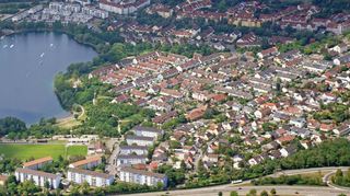 Der Ortsteil Rheinau-Süd: in der rechten Bildhälfte die ab 1933 entstandene IG-Siedlung, links der Rheinauer See mit dem Neubaugebiet an seinen Ufern.