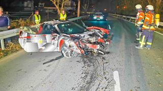 Der Ferrari kollidierte kurz vor dem Ortseingang Balzfeld mehrfach mit der Leitplanke und wurde im Frontbereich stark beschädigt.&nbsp;