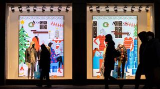 Weihnachtlich geschmückte Schaufenster eines Kaufhauses in Nürnberg: Der Handel hofft auf ein Umsatzplus – trotz Corona-Verschärfungen.