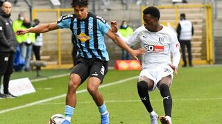 Niklas Sommer (l., hier gegen Aaron Opoku) spielte zuletzt auch gegen den VfL Osnabrück über die vollen 90 Minuten und ließ beim jüngsten 3:3 wenig zu.