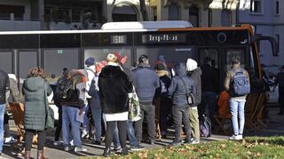 Eine Schlange am Mittwoch vor dem zwischen Jobcenter und Nationaltheater stehenden Impfbus.