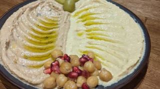 Farblich ähnlich: Baba Ghanoush links auf dem Teller, rechts Hummus.