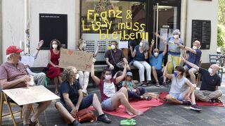 Ein Flashmob wegen der drohenden Schließung des Kulturcafés „Franz &amp; Lissy“ im Sommer.