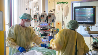 Intensivpfleger versorgen einen schwer an Covid-19 erkrankten Patienten (Symbolbild).