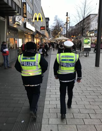 Diese Kommunikationsteams der Polizei und klassische Streifenbeamte sind an den Adventssamstagen in der City unterwegs.