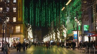 Bei Verstößen gegen die Corona-Regeln drohen Bußgelder: Die Polizei hat insbesondere an den Adventssamstagen verstärkte Kontrollen angekündigt - und auf den Weihnachtsmärkten sind auch zivile Beamte unterwegs.