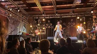 Valentin Louis Findling (Bild) und die Liveband um Andy Keller liefern die Musik, die ganz nah am Original von Queen ist.