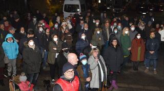 Am Ende sind es doch um die 100 Schriesheimer, die sich vor dem Rathaus einfinden, um den Eingang der Stimmergebnisse zu verfolgen.