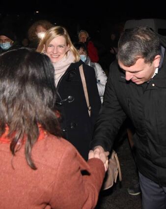 Fadime Tuncer gratuliert dem Wahlsieger Christoph Oeldorf.