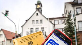 Der gelbe Impfpass ist abgeschrieben: Wer ins Rathaus will, muss einen digitalen Nachweis vorlegen.