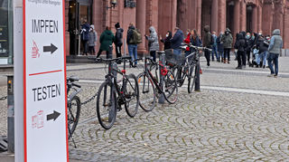 Im Rosengarten Mannheim können sich Bürger und Bürgerinnen testen und impfen lassen.