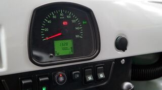 mid Groß-Gerau - Neumodisch: Kilometer und Tankuhr des UAZ-Oldies werden digital angezeigt.