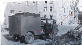 <p>Nachgestellt: Das Postauto und die Szene, als einer der Täter die Tür aufriss.<br></p>