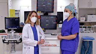Simone Britsch (l.) und Havva Suna vor den Monitoren zur Patienten-Überwachung.