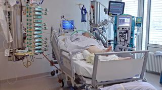 Ein künstlich beatmeter Patient auf einer Corona-Intensivstation im Mannheimer Universitätsklinikum. Die meisten hier sind Mitte 40 bis Mitte 60.