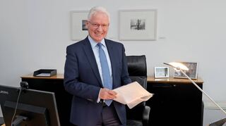 Der Countdown läuft: Wolfgang Thomasberger räumt seinen Schreibtisch zum Jahresende in der Mannheimer Zentrale der VR Bank Rhein-Neckar.