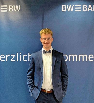 Ausgezeichnet als bundesbester Bankkaufmann, ist der 20-jährige Tim Bartmann jetzt von Ladenburg zum Studium der Wirtschaftswissenschaften nach Frankfurt umgezogen.