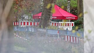 Die amerikanische Weltkriegsbombe wurde am Mittwoch in der Nähe der Friedrich-Ebert-Halle gefunden. Sie befindet sich unter dem roten Zelt im Park.