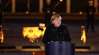 Bundeskanzlerin Angela Merkel (CDU) hält bei ihrer Verabschiedung durch die Bundeswehr eine Rede.