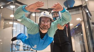 Reporter Bernhard Zinke testet die neue Skydiving-Anlage in Viernheim. Instruktorin Tayla Lima gibt Hilfestellung.