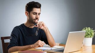 Auf der Suche nach der Lösung: Um Schummeleien in Online-Prüfungen vorzubeugen, raten Forscher und Hochschulen zu alternativen Prüfungsformaten.