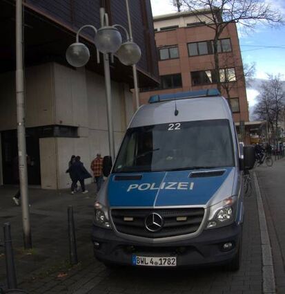 Großes Polizeiaufgebot am Landgericht beim Tattoo-Studio-Prozess.