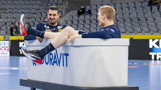 Badewanne statt Berlin: Die Löwen Ilija Abutovic (links) und Ymir Gislason haben Spaß.