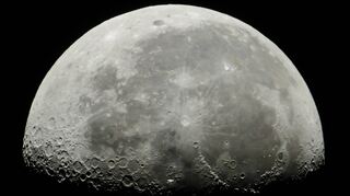 Der Mond ist durchschnittlich 384 000 Kilometer von der Erde entfernt.