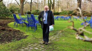 Sie war seine Idee, Musiker Peter Seiler setzte sie dann um: Stadtpark-Geschäftsführer Joachim Költzsch in der Klangoase im Luisenpark.