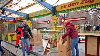 Endstation für die Kindereisenbahn auf dem Weihnachtsmarkt am Wasserturm. Die Einzelteile werden eingepackt und landen vorerst auf dem Abstellgleis.