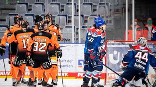 Die Grizzlys jubeln, während sich Nico Krämmer (v. l.), Tim Wohlgemuth und Torhüter Dennis Endras enttäuscht abwenden.