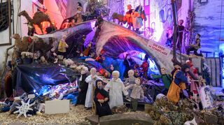 Die „Krippe am Fluss“ in der Jesuitenkirche widmet sich den beklemmenden Seiten unserer Gesellschaft. In diesem Jahr ist sie zum ersten Mal beschädigt worden.