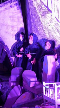 Särge und Mundschutz: bedrückende Stimmung.