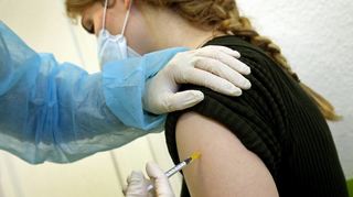 Mit den neuen Corona-Regeln gilt in weiten Teilen des gesellschaftlichen Lebens nun 2Gplus. Von der Schnelltest-Pflicht sind "Geboosterte" allerdings schon unmittelbar nach der Impfung ausgenommen.