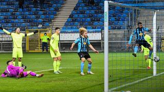 Wehens Torhüter Arthur Lyska liegt am Boden, die Waldhöfer Jesper Verlaat (Mitte) und Gilian Jurcher schauen zu, wie der Ball die Linie überquert – 1:1.