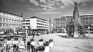 Der Paradeplatz 1953, mit Straßencafé und Kaufhäusern.
