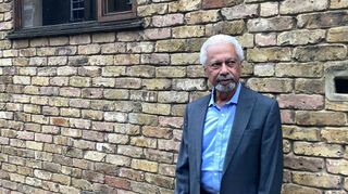 Der britisch-tansanische Autor Abdulrazak Gurnah blickt der Übergabe des Literaturnobelpreises am 10. Dezember in London entgegen.