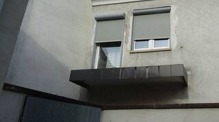 Dieses Foto von einer Monteurwohnung haben die Kontrolleure der Bauaufsicht aufgenommen. Der Balkon ohne Geländer gilt als „gefahrdrohender Zustand“ und berechtigt die Einsatzkräfte zum Eingriff.