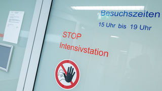 Die Zahl der Corona-Patienten in den Mannheimer Krankenhäusern ist in zwölf Tagen von 25 auf 36 gestiegen. Von den Spitzenwerten des vergangenen Winters sei man nicht mehr weit entfernt, warnt Gesundheitsamschef Peter Schäfer.