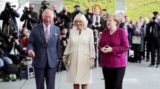 Prinz Charles und Herzogin Camilla werden von Angela Merkel im Bundeskanzleramt empfangen. Im Hintergrund zwischen Merkel und der Herzogin steht eine nach der Schlacht um die besten Plätze abgekämpfte „MM“-Lokalreporterin Lea Seethaler (im roten Kreis).