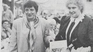 <p>Angela Merkel (l.) auf dem Maimarkt 1992 mit Ilse Merz von den Landfrauen.<br></p>