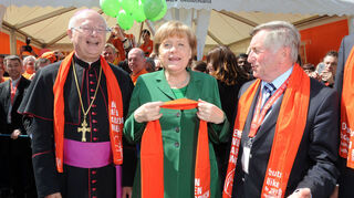 Mit Erzbischof Zollitsch (l.) und Katholikentagsschal beim Katholikentag.