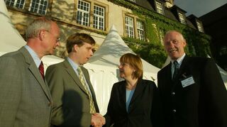 2003 vor der Feuerwache v. l.: Sven-Joachim Otto, Angela Merkel, Rolf Schmidt.