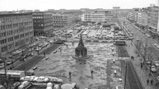 Der Paradeplatz, im November 1972 fotografiert von P 1 (Kaufhof) aus, und im Hintergrund das unbebaute Quadrat N 1, damals Parkplatz.