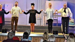 Heitere Komödie in der Nordbadenhalle: Manon Straché (v.l.), Bürger Lars Dietrich, Vanessa Rottenburg, Magdalena Steinlein und Walter Plathe.